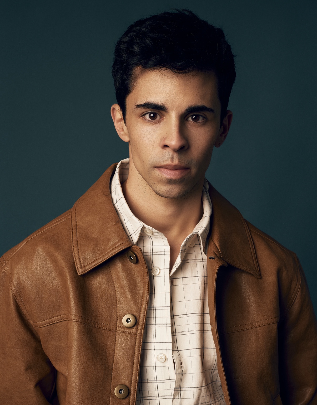 Retrato de Jonatan Ruiz con chaqueta marrón